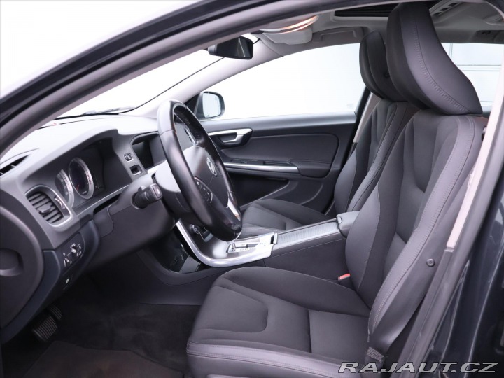 Volvo V60 2,0 D4 120kW Aut. MOMENTU 2011