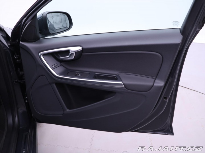 Volvo V60 2,0 D4 120kW Aut. MOMENTU 2011