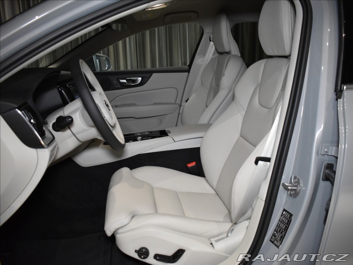 Volvo V60 2,0 T6 AWD Plus Dark 2025