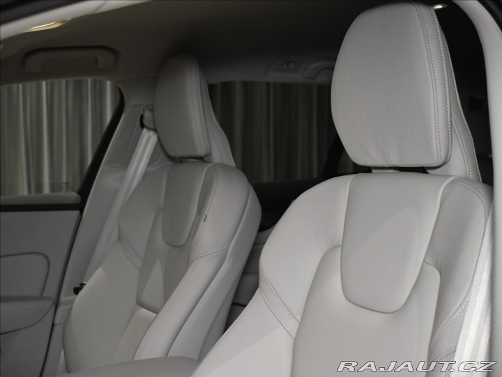 Volvo V60 2,0 T6 AWD Plus Dark 2025