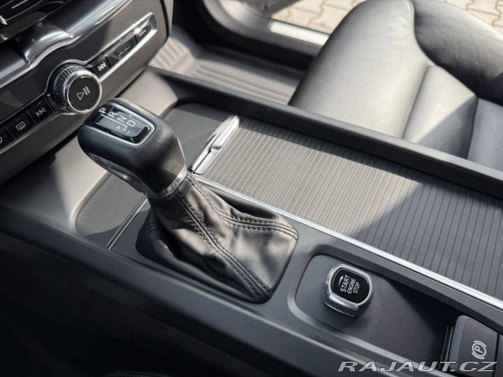 Volvo XC60 T5 2.0 MOMENTUM AT8 AWD 2019