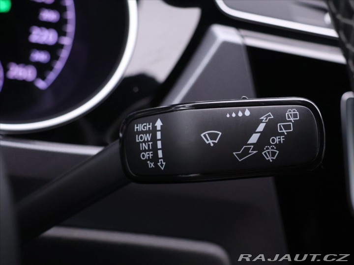 Volkswagen Touran 1,4 TSI DSG R-line LED Na 2017
