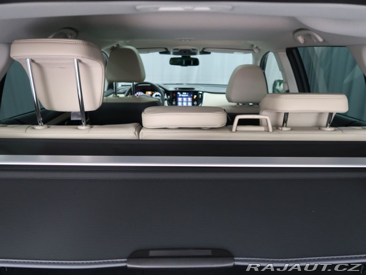 Subaru Outback TOURING 4X4. Světlá kůže. 2025