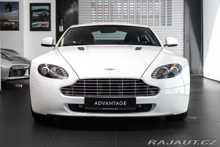 Aston Martin V8 Vantage  2010