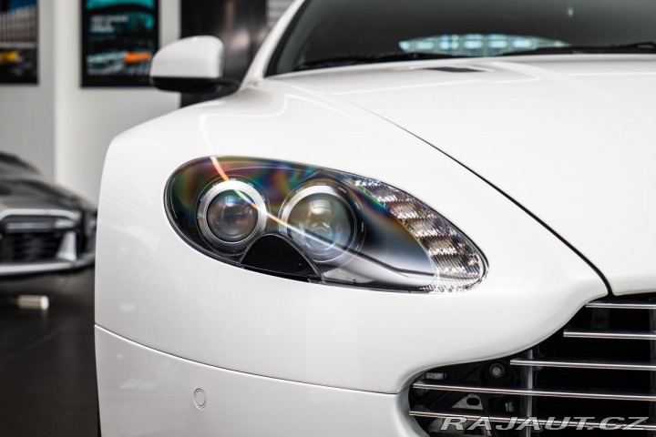 Aston Martin V8 Vantage 2010