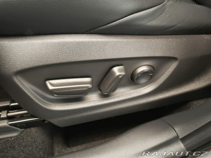 Toyota Corolla Cross 2,0 Hybrid e-CVT Executiv 2024