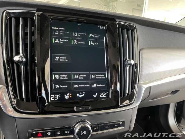 Volvo V90 B4 Aut*145kW*KeyLess*Tažn 2021