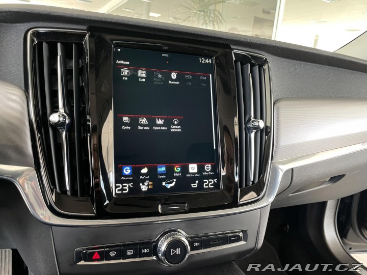 Volvo V90 B4 Aut*145kW*KeyLess*Tažn 2021