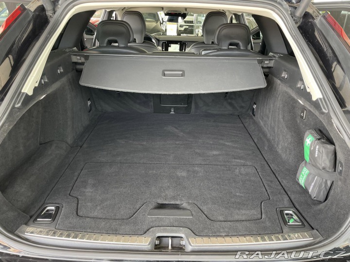 Volvo V90 B4 Aut*145kW*KeyLess*Tažn 2021