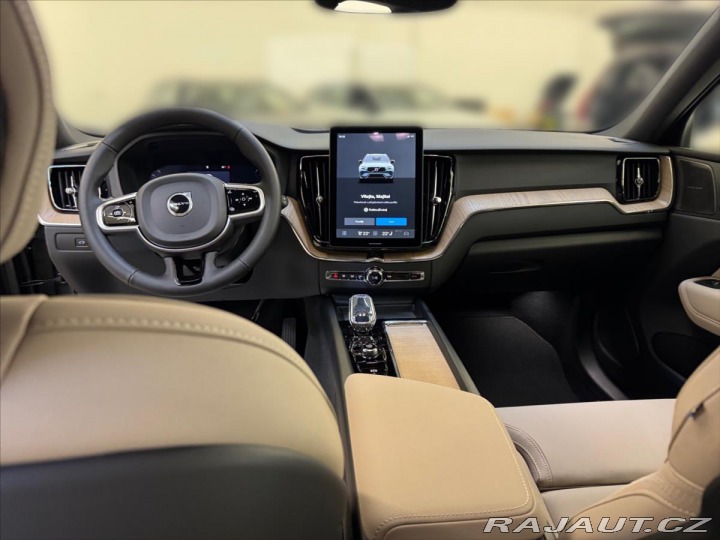 Volvo XC60 2,0 B5 AWD Plus Dark 1760 2025
