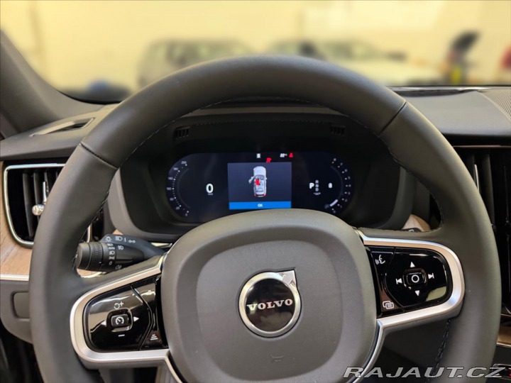 Volvo XC60 2,0 B5 AWD Plus Dark 1760 2025