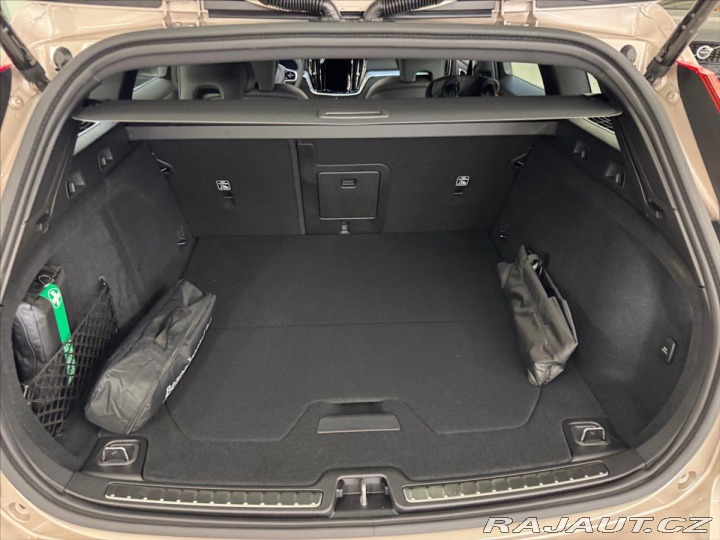 Volvo V60 2,0 B4 FWD Plus Dark 6896 2024