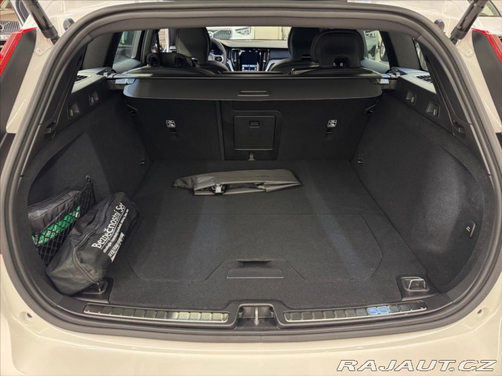 Volvo V60 2,0 B4 FWD Plus Dark 6734 2024