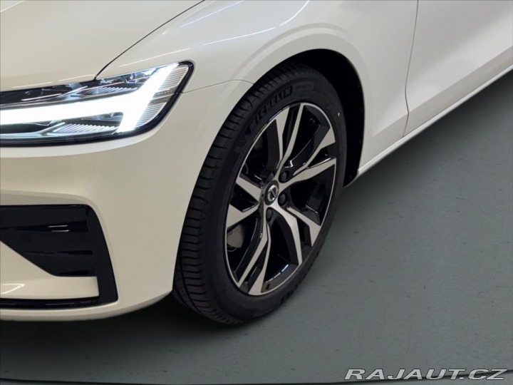 Volvo V60 2,0 B4 FWD Plus Dark 6734 2024