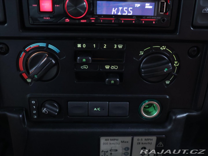 Land Rover Defender 2,4 TD4 7-Míst kůže A/C 4 2011