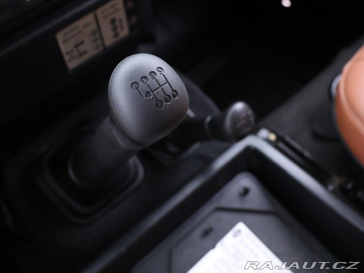 Land Rover Defender 2,4 TD4 7-Míst kůže A/C 4 2011