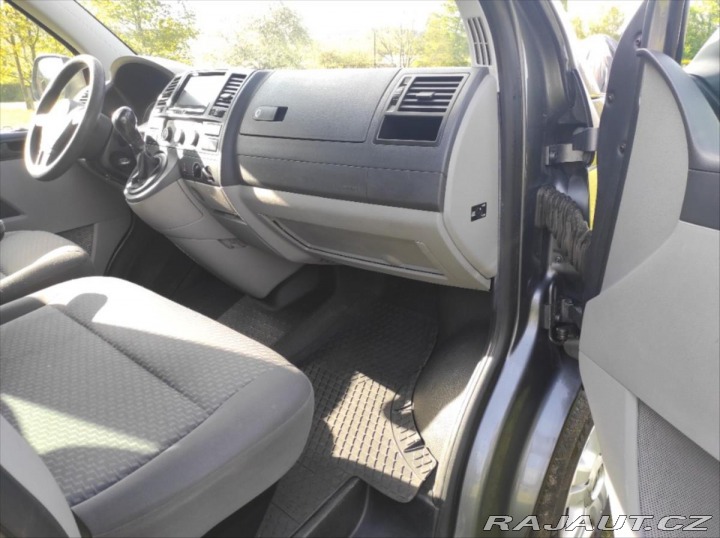 Volkswagen Transporter dlouhý, automat, 8 míst 2013