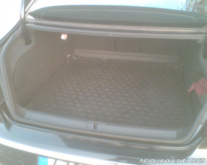 Volkswagen Passat 4x4,automat,kůže,černá me 2010