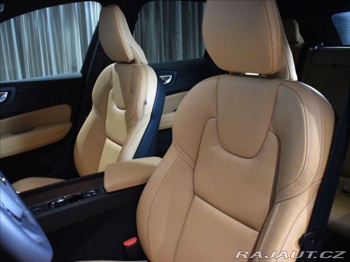 Volvo XC60 2,0 B5 AWD Plus Dark 2025
