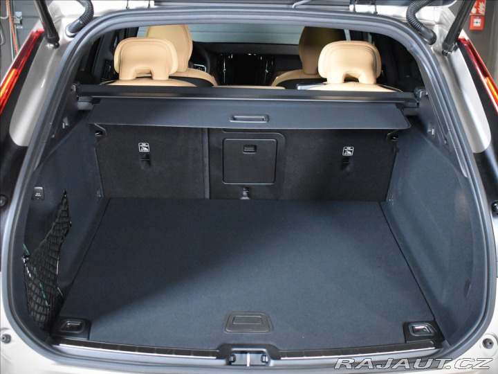 Volvo XC60 2,0 B5 AWD Plus Dark 2025