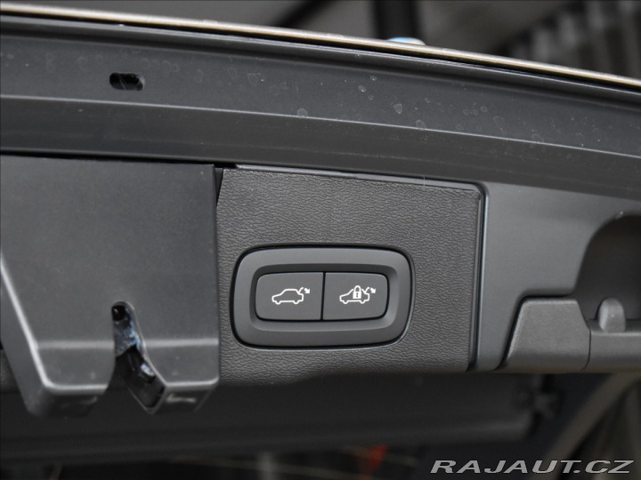 Volvo XC60 2,0 B5 AWD Plus Dark 2025