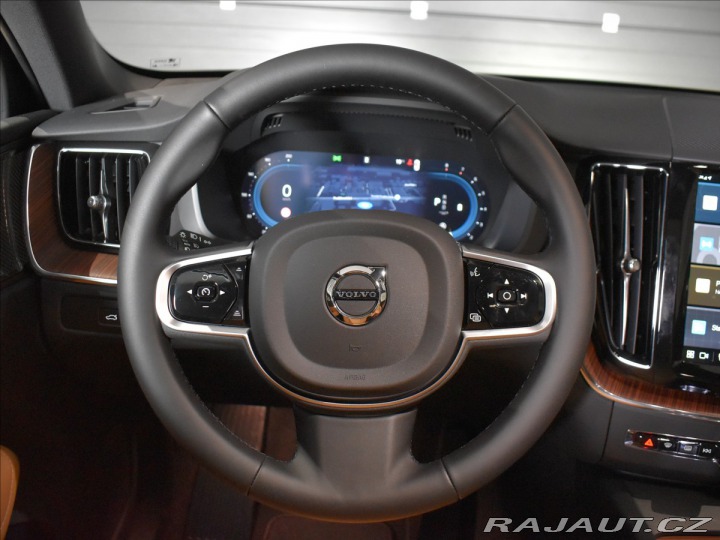 Volvo XC60 2,0 B5 AWD Plus Dark 2025