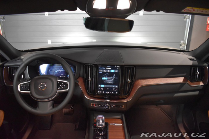 Volvo XC60 2,0 B5 AWD Plus Dark 2025