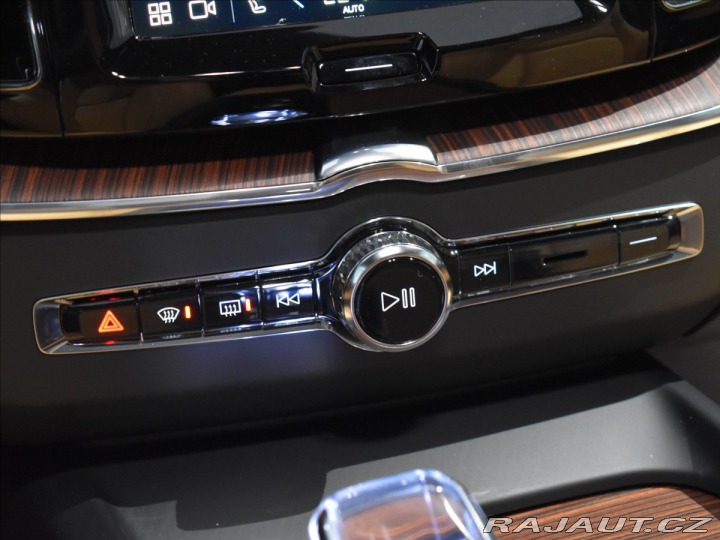 Volvo XC60 2,0 B5 AWD Plus Dark 2025