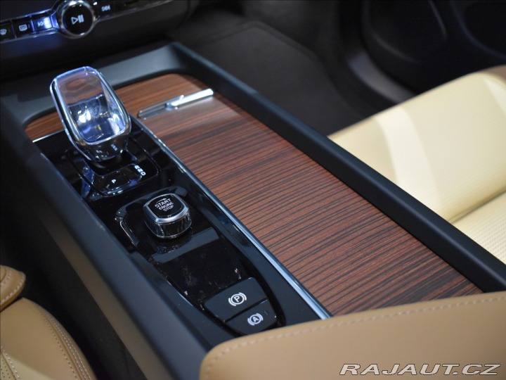 Volvo XC60 2,0 B5 AWD Plus Dark 2025