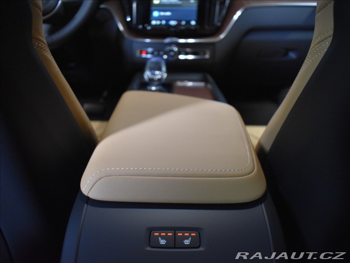 Volvo XC60 2,0 B5 AWD Plus Dark 2025