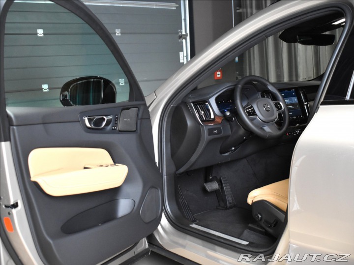 Volvo XC60 2,0 B5 AWD Plus Dark 2025
