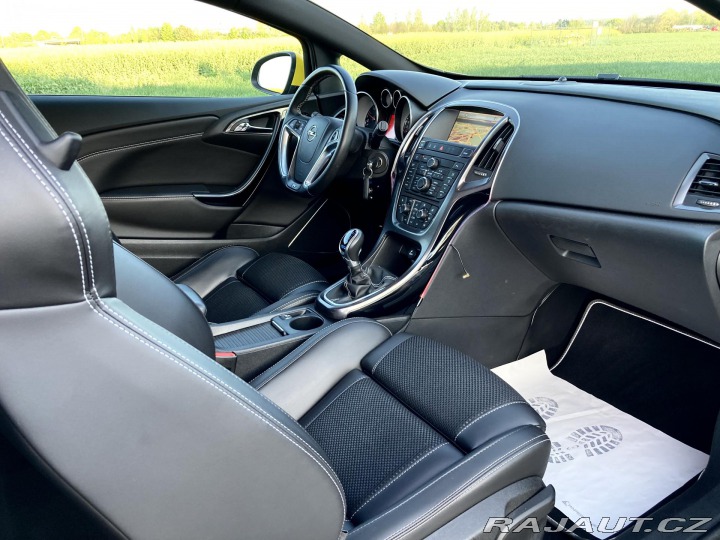 Opel Astra OPC 2,0 Turbo 206kW 2012