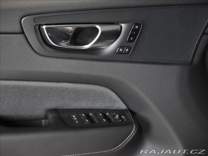 Volvo XC60 2,0 B5 AWD Plus Dark 2025