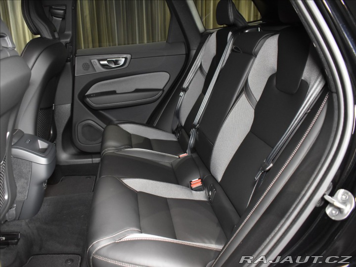 Volvo XC60 2,0 B5 AWD Plus Dark 2025