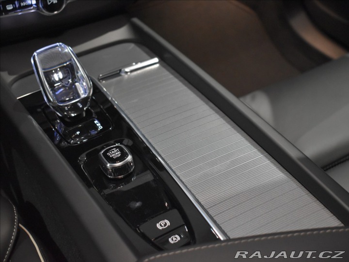 Volvo XC60 2,0 B5 AWD Plus Dark 2025