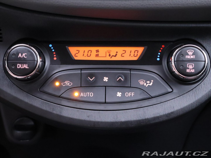 Toyota Yaris 1,3 VVT-i 73kW CVT CZ 1.M 2012
