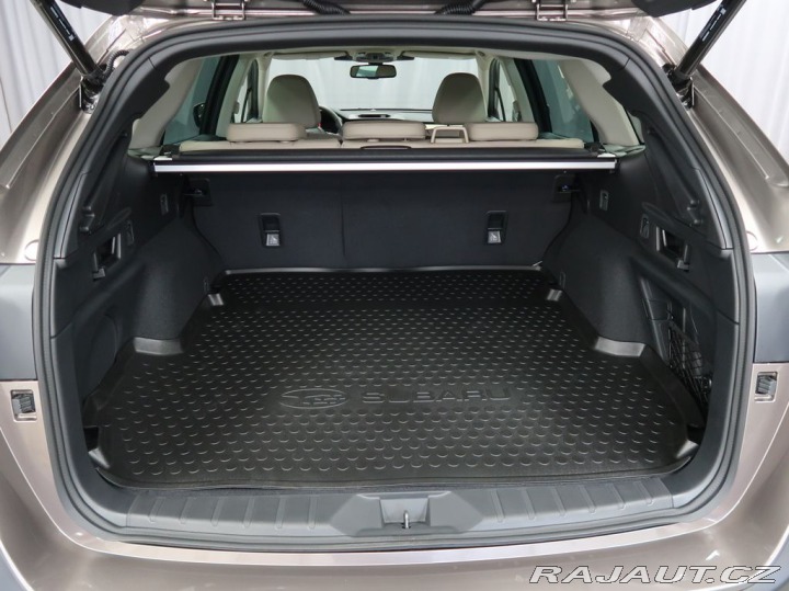 Subaru Outback TOURING+světlá kůže.Dodán 2025