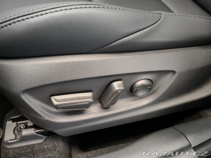 Toyota Corolla Cross 2,0 Hybrid e-CVT Executiv 2024