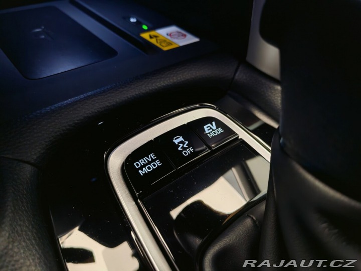 Toyota Corolla Cross 2,0 Hybrid e-CVT Executiv 2025
