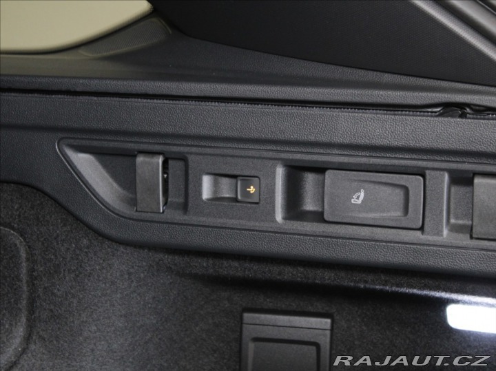 Volkswagen Passat 2,0 TDi R-Line PANO Tažné 2025