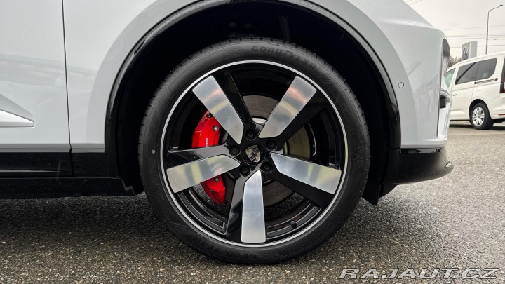 Porsche Macan Turbo 2024