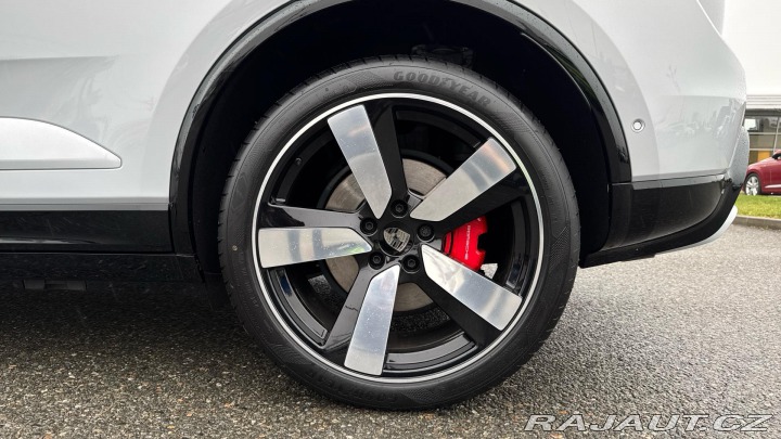 Porsche Macan Turbo 2024