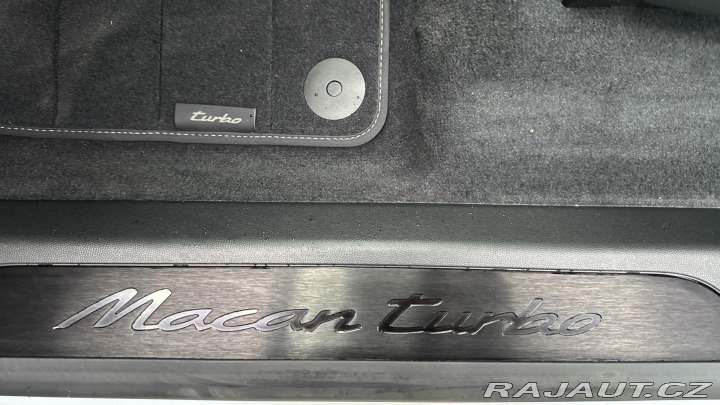 Porsche Macan Turbo 2024