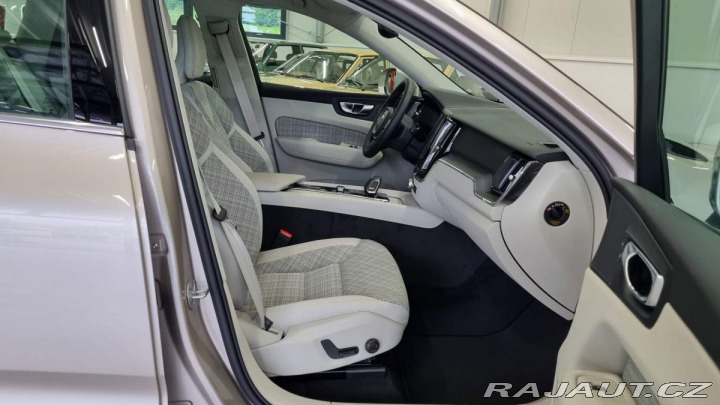 Volvo XC60 B4 2.0L 197+14 HP AT8 FWD 2024