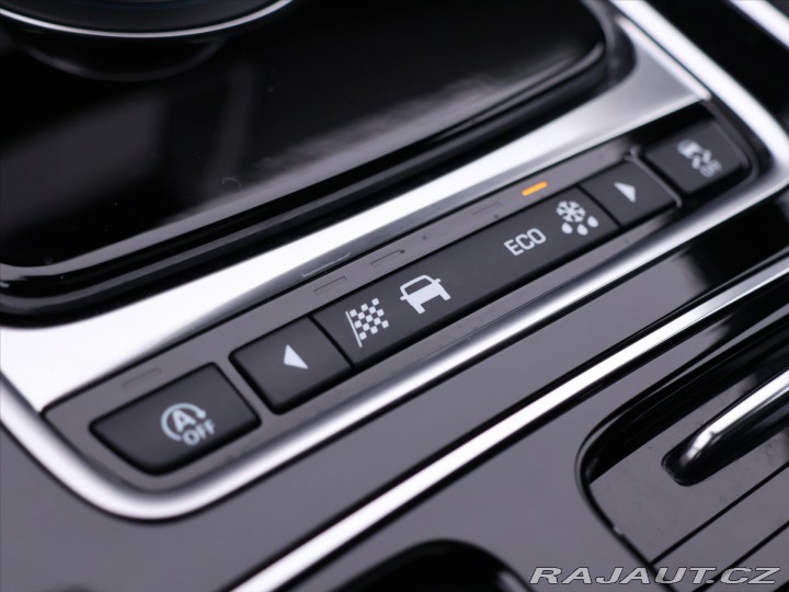 Jaguar XE 3,0 i 280kW LED. Panorama 2018