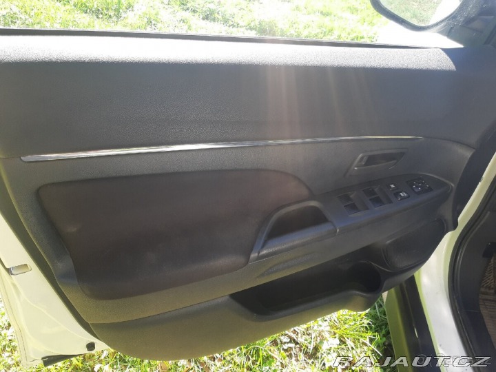 Mitsubishi ASX 1,6 rok r.v 2015 najeto 2015