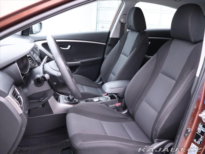 Hyundai i30 1,4 i 73kW CZ Trikolor 1. 2012