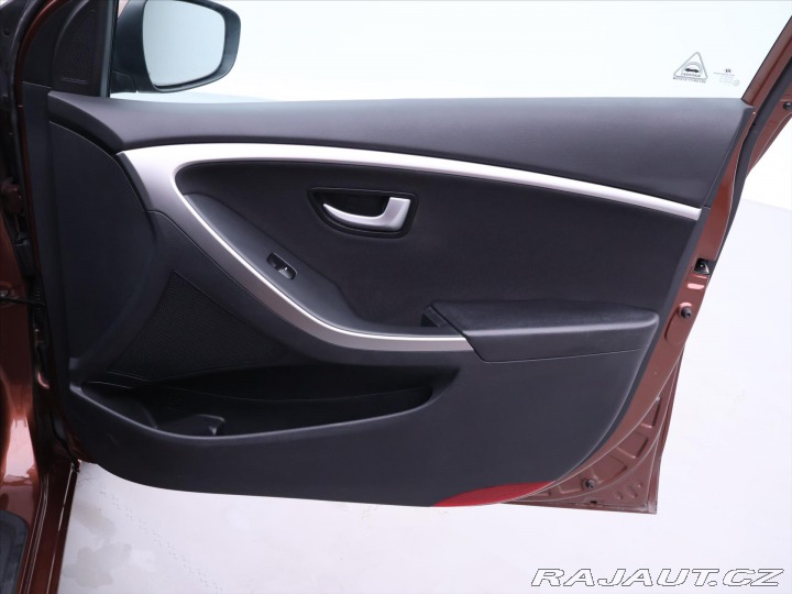 Hyundai i30 1,4 i 73kW CZ Trikolor 1. 2012