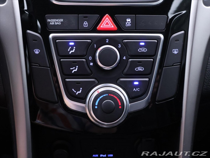 Hyundai i30 1,4 i 73kW CZ Trikolor 1. 2012
