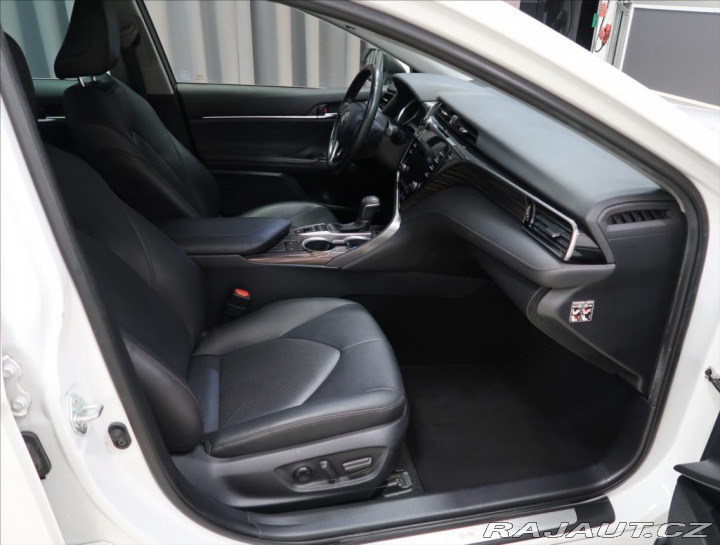 Toyota Camry 2,5 i HYBRID ČR 1 MAJITEL 2019